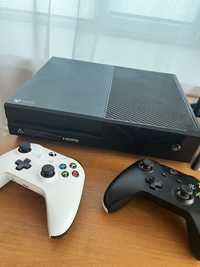 Xbox one 500gb + 2 геймпада