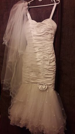 Платье свадебное с фатой.