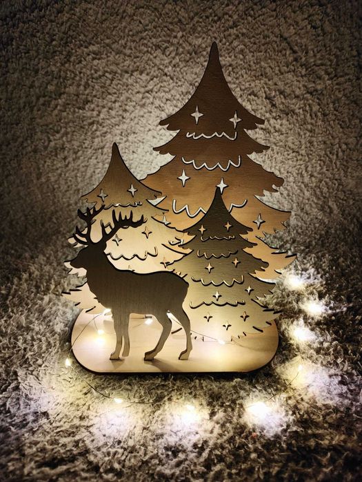 Ozdoba świateczna drewniana renifer i trzy choinki na stojaku