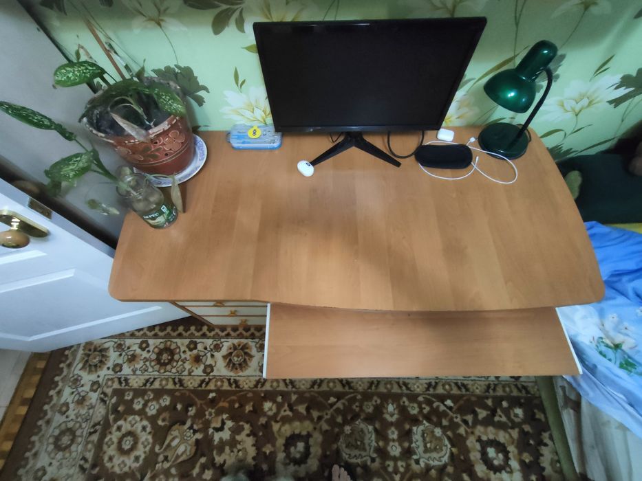 Продам комп'ютерний стол с книжной полкой