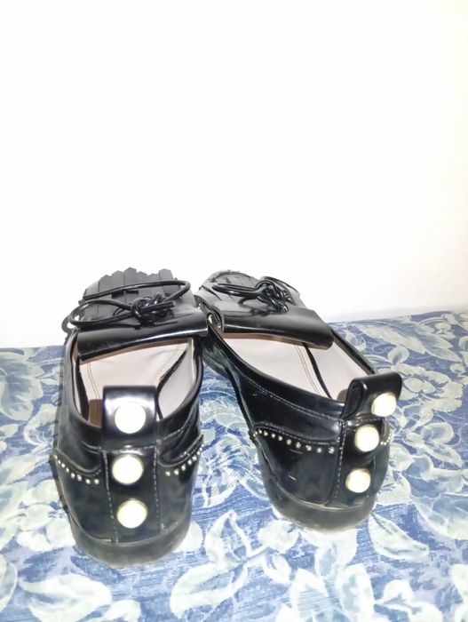 Sapatos pérolas e franja