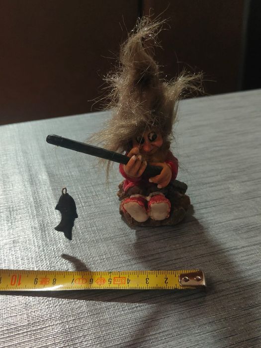 Figura Troll Pescador Vintage
Troll nórdico clássico sentado a pescar