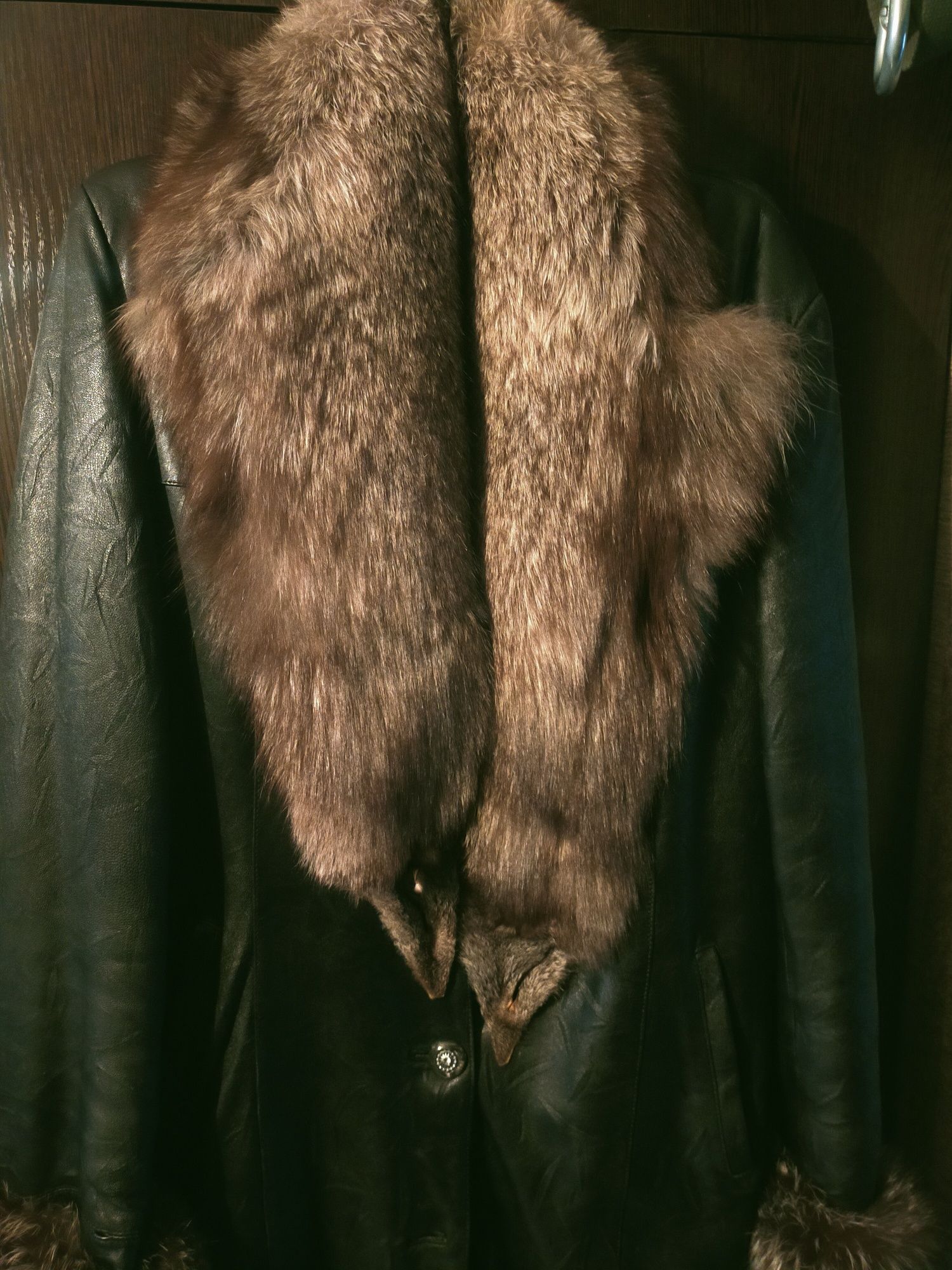 Продам кожане пальто з хутром чорнобурки