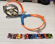 Трек Hotwheels и 22 машинки