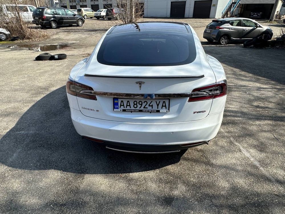 Tesla model S 2014 року