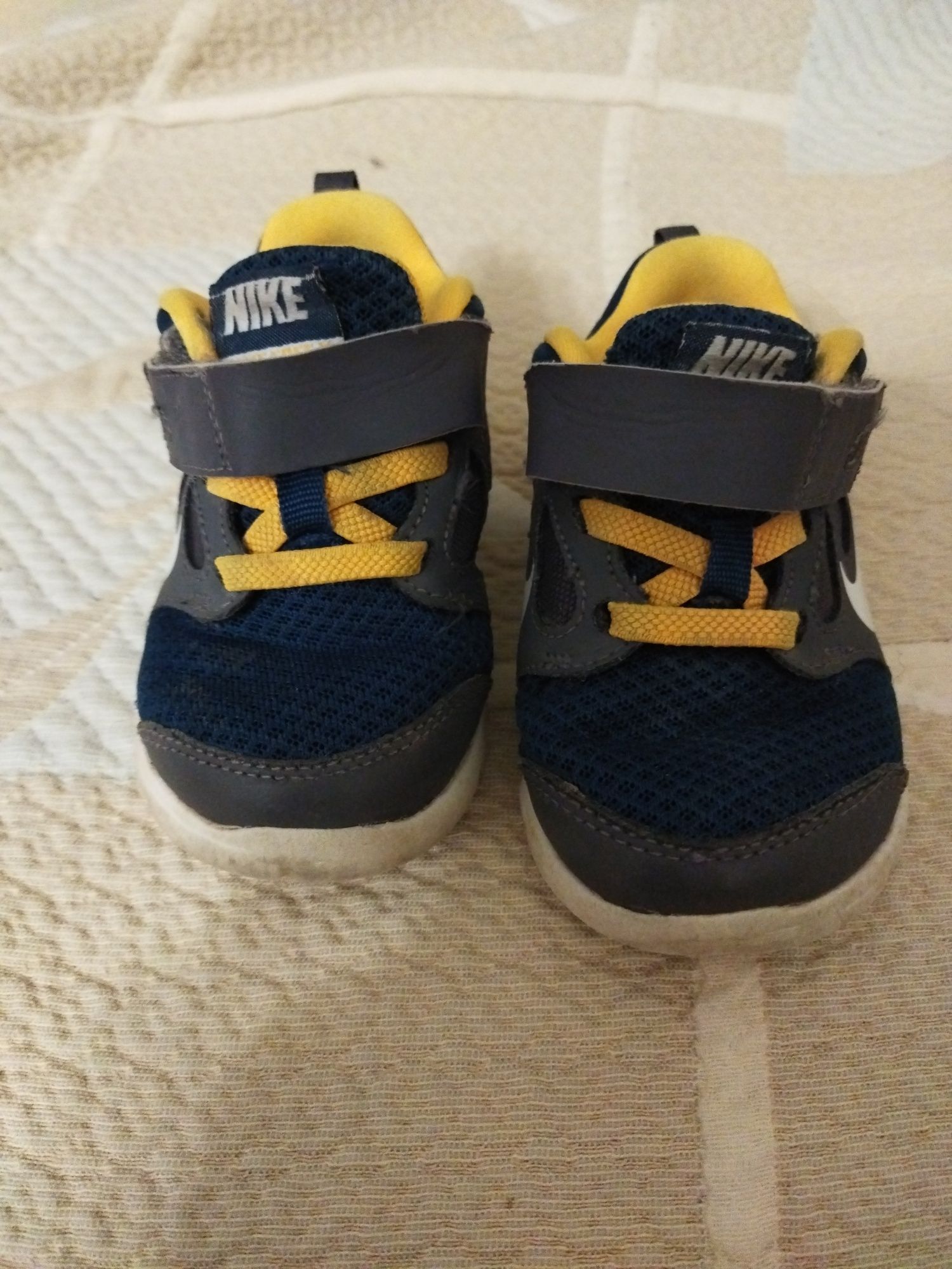 Sportowe buciki chłopięce Nike 23,5.