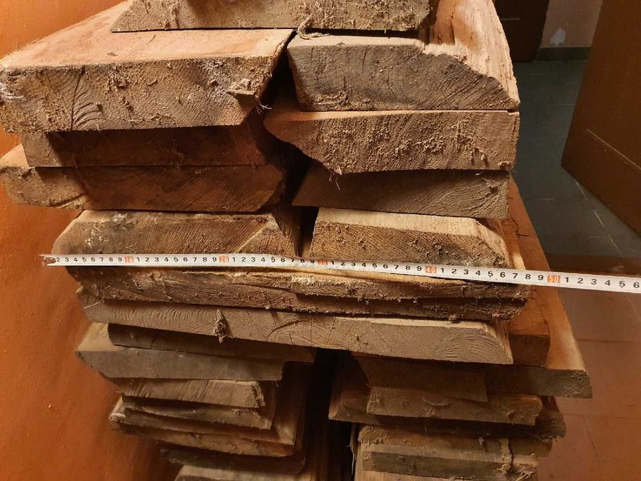 NAJTANIEJ: Drewno dębowe na schody podzielone na trepy.