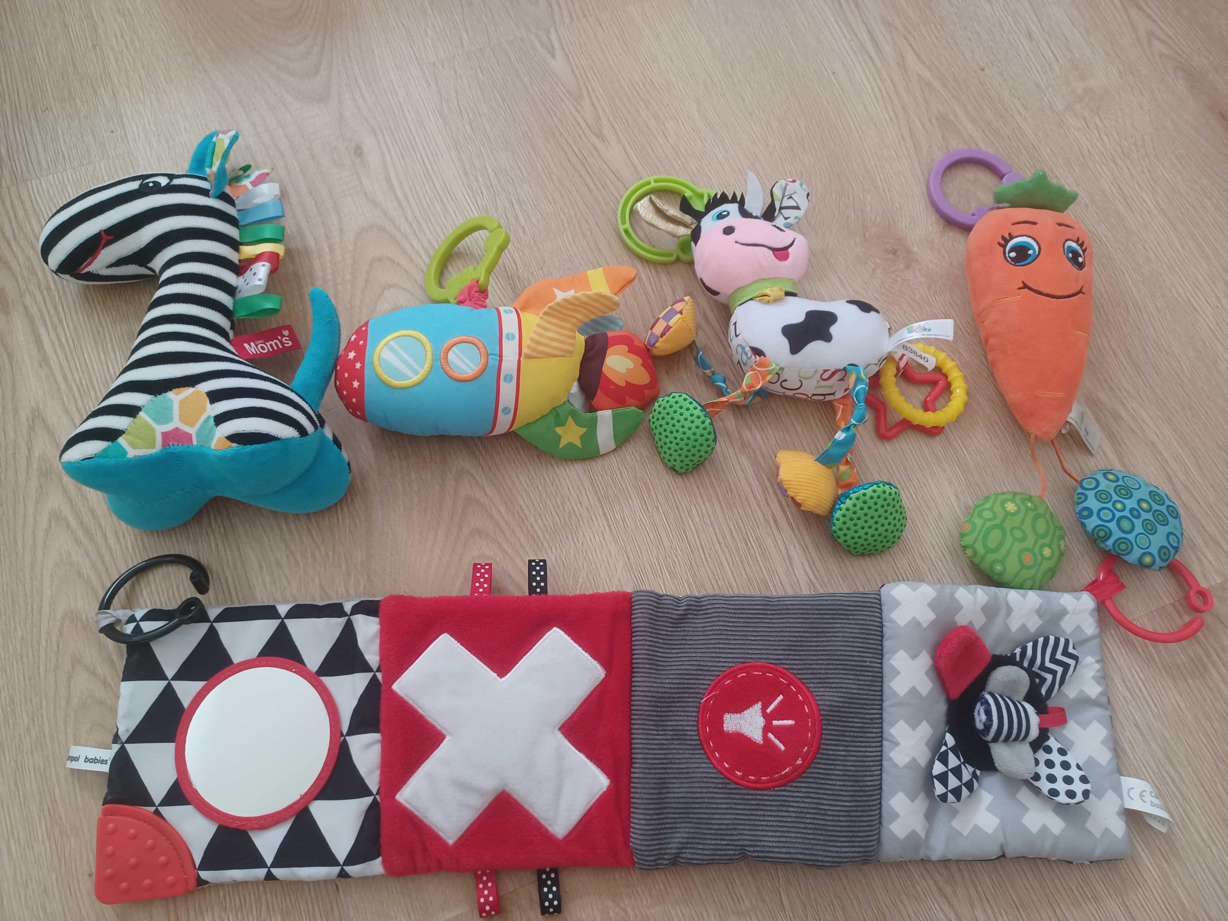 Zestaw zabawek sensorycznych kontrastowych ksiazeczka zawieszki