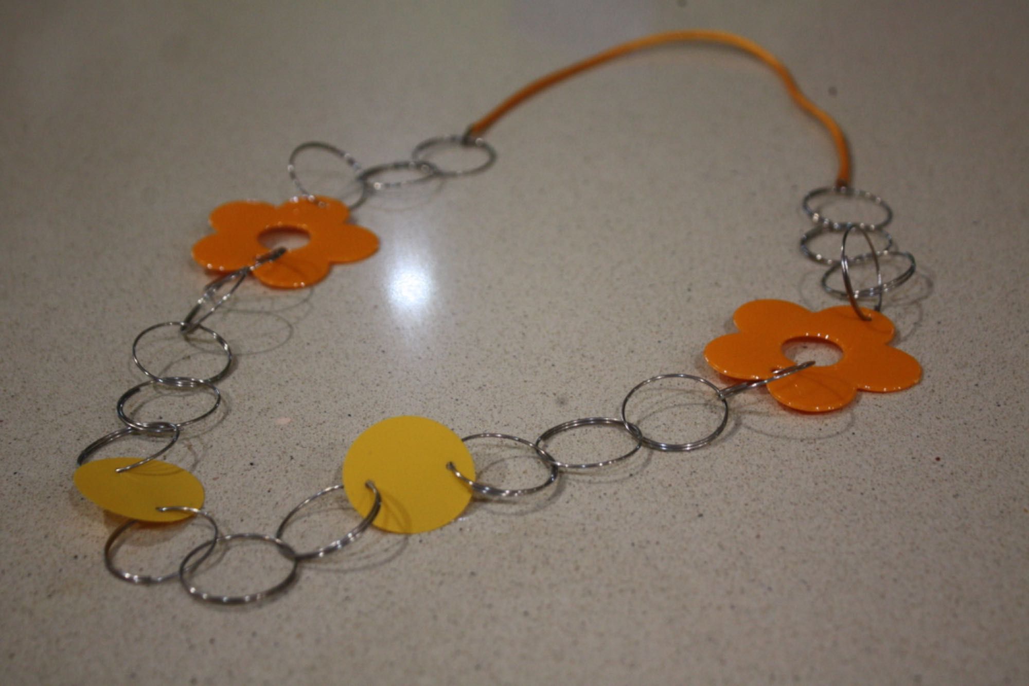 Conjunto flores laranja brincos + colar