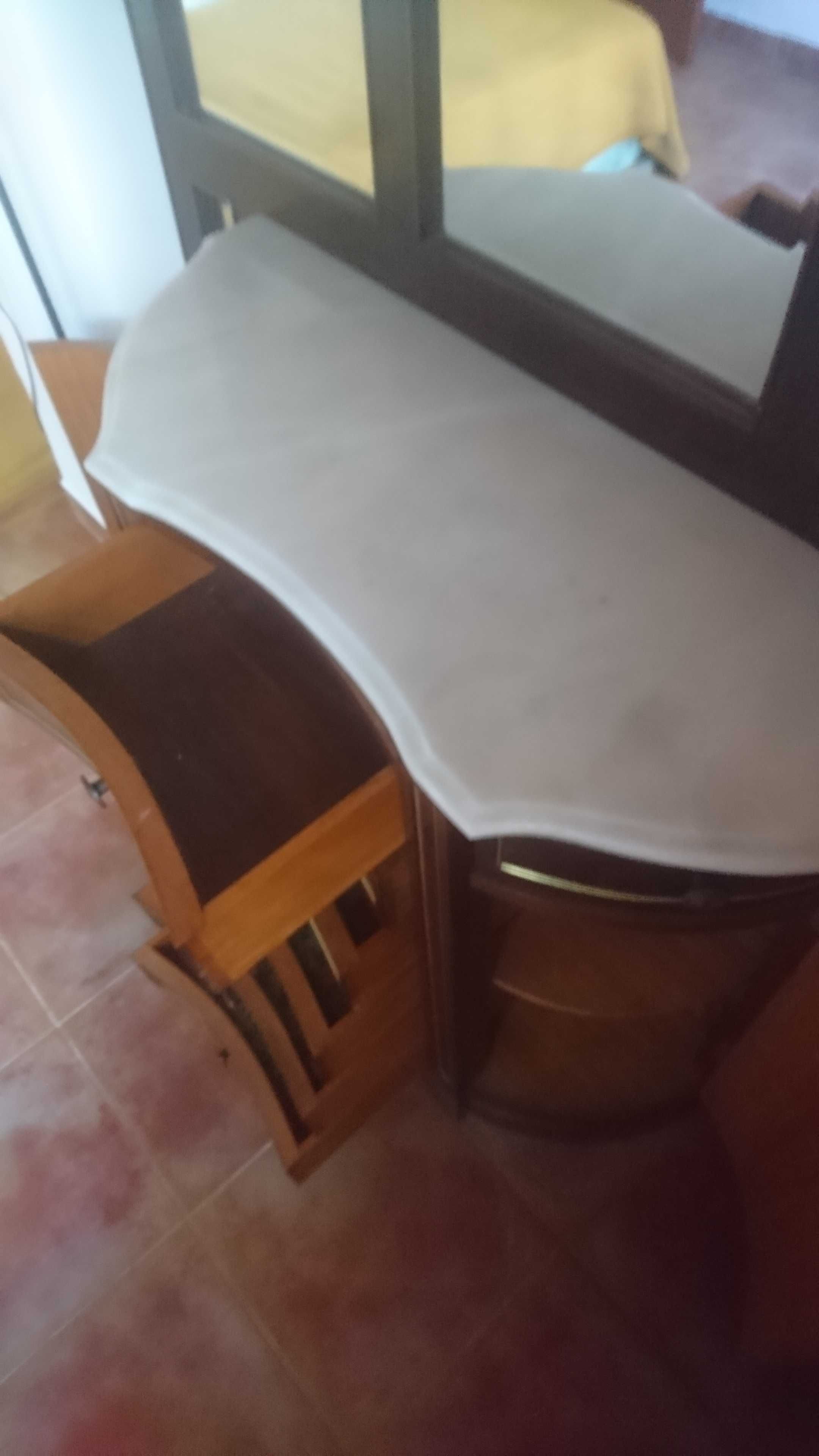 Armário de espelho com cômoda