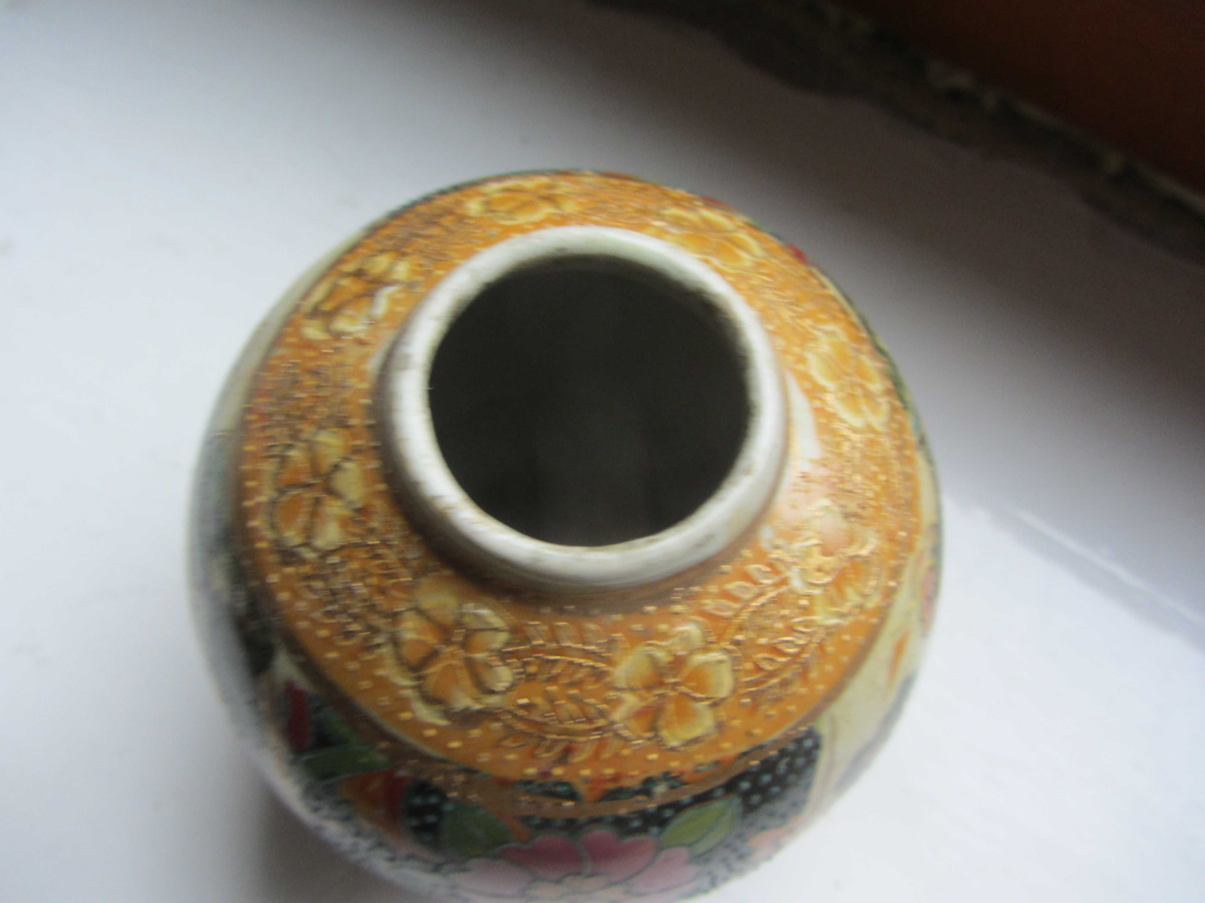 Wazon z chińskiej porcelany, ręcznie malowany, wysokość ok 10 cm.