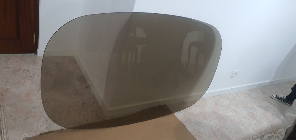 Tampo de mesa em vidro temperado fumê.