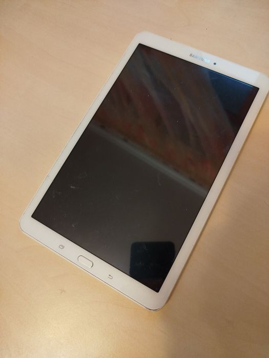 Планшет Samsung Galaxy Tab E SM-T561