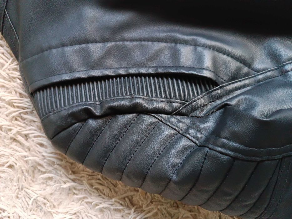 Чоловіча чорна шкіряна ( дуже якісний замінник) куртка