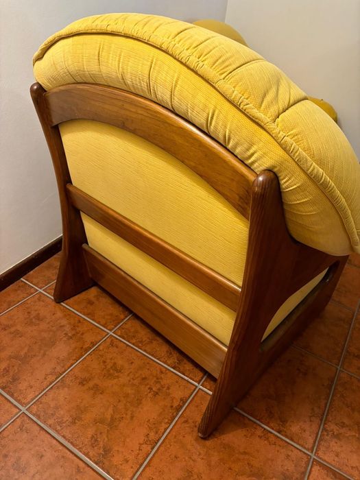 Sofás de madeira polida