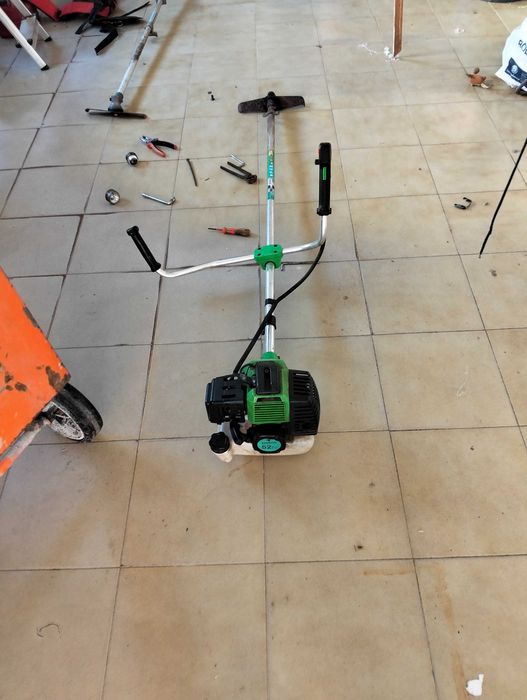 Máquina de cortar erva
