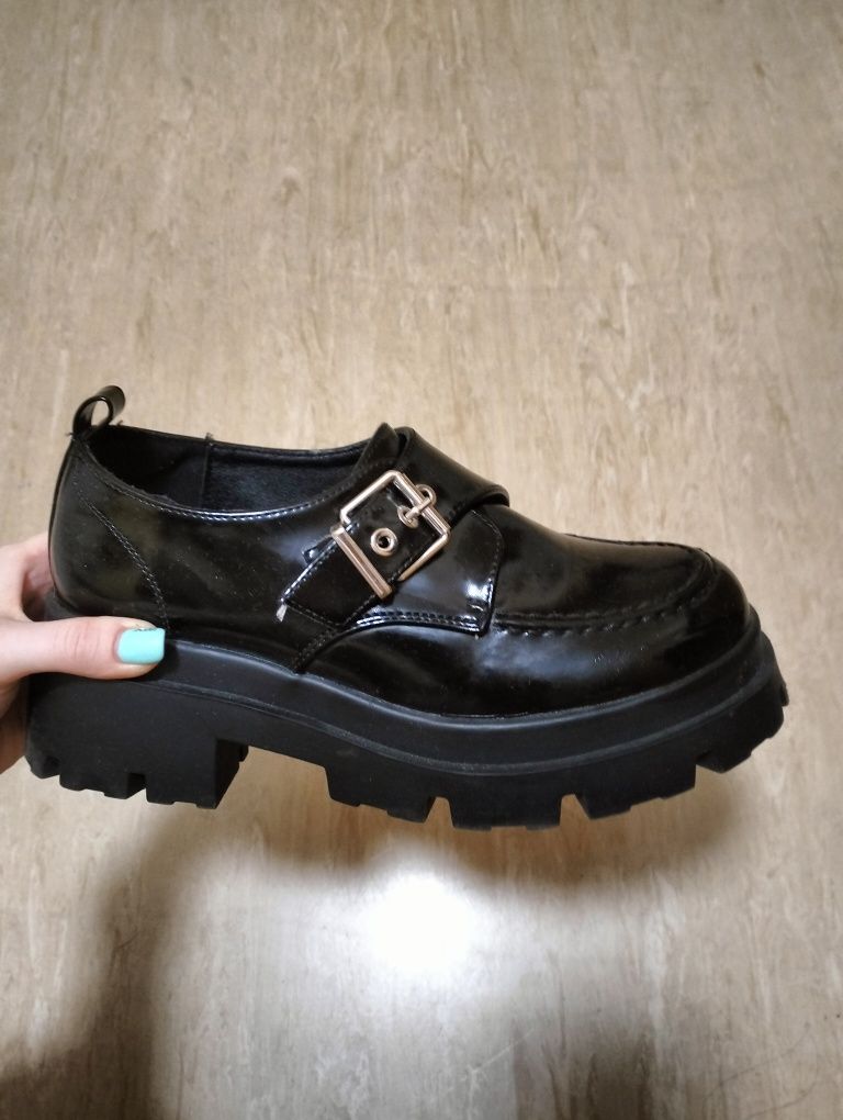 Czarne loafersy z klamerkami
