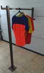 Expositor metálico Vintage (15/20 peças roupa)fixar á parede ou móvel.