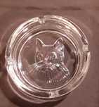 Cinzeiro em vidro branco transparente com gato no fundo