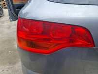 AUDI Q7 4L 05-10 r. LAMPA LEWY TYŁ LEWA TYLNA W KLAPĘ EU +