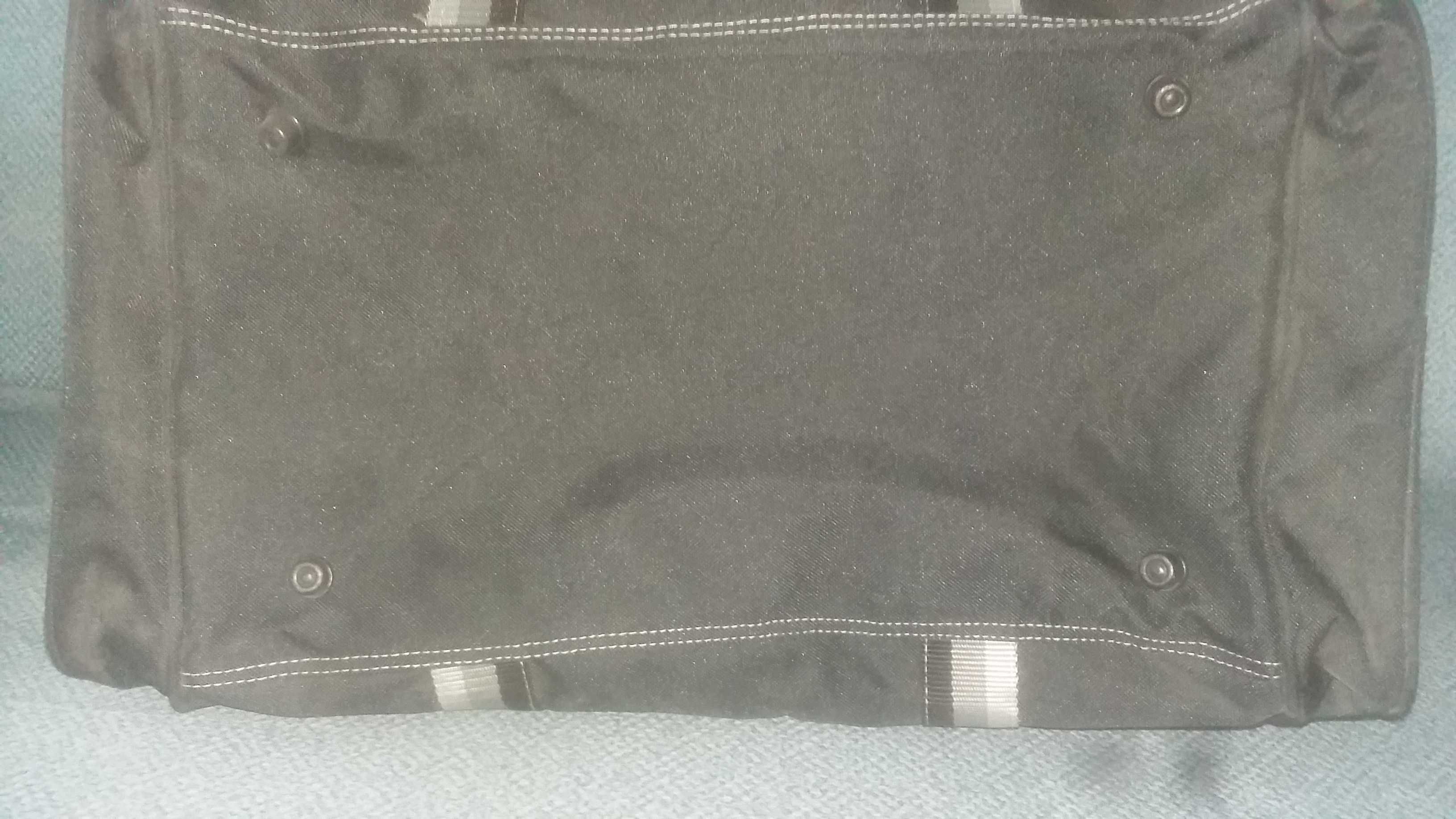 Torba podróżna koloru czarnego