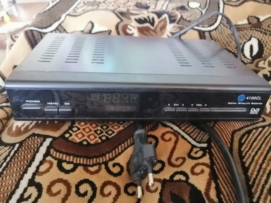 Тюнер спутніковий.