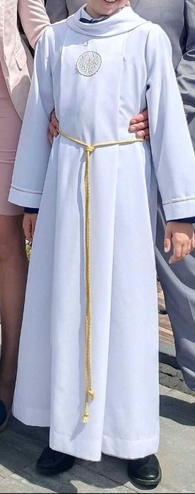 Alba chłopięca rozm. 152 z kapturem, kołnierzem i złotymi dodatkami