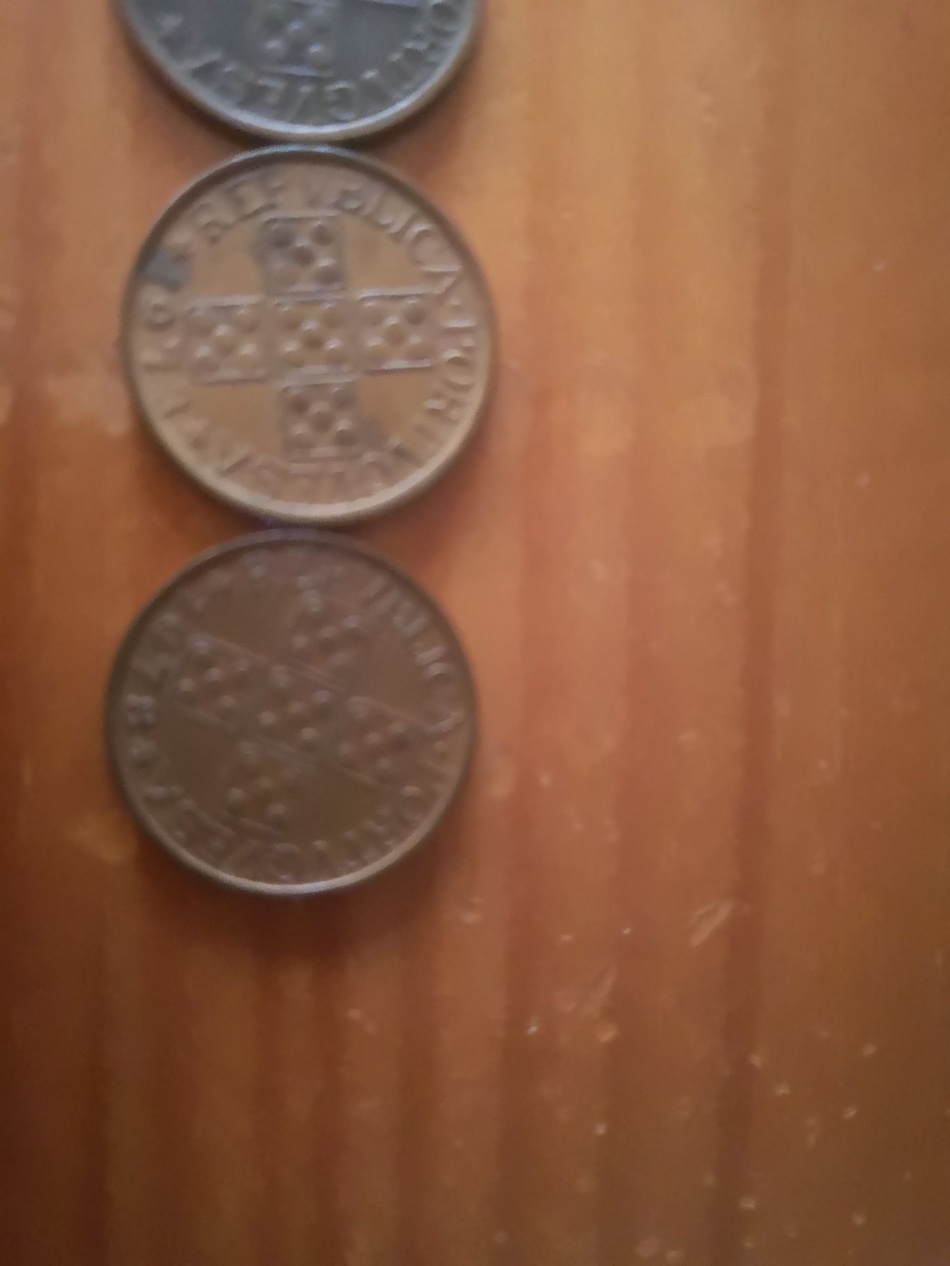 Selos  em escudos e moedas