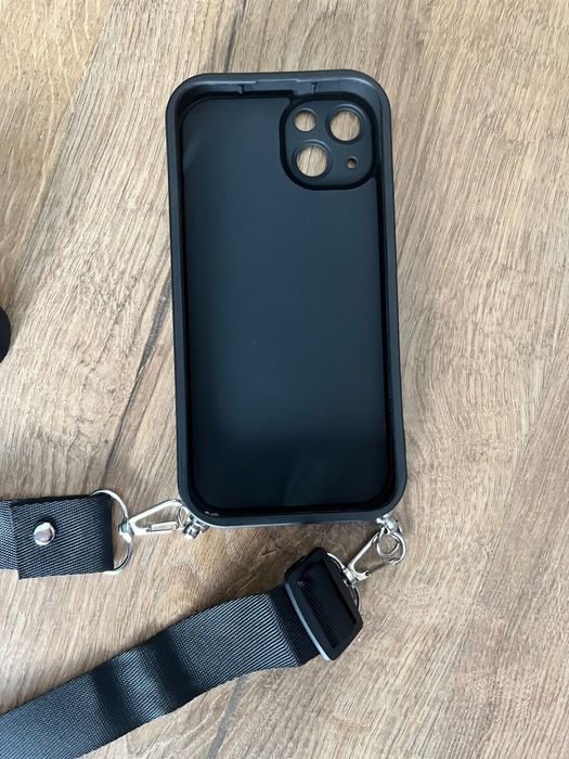 Etui iPhone 13 czarne z paskiem