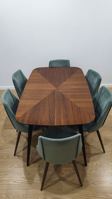 Mesa e cadeiras como novos