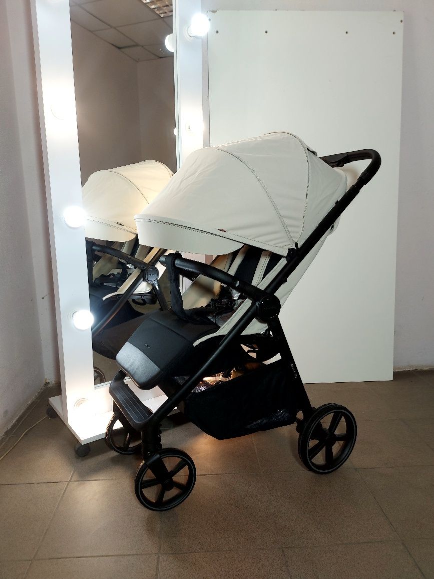 Коляска CARRELLO Bravo Lite з LED підсвіткою з великим капюшоном