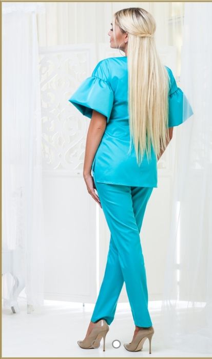 Костюм двойка з оригінальною брошкою