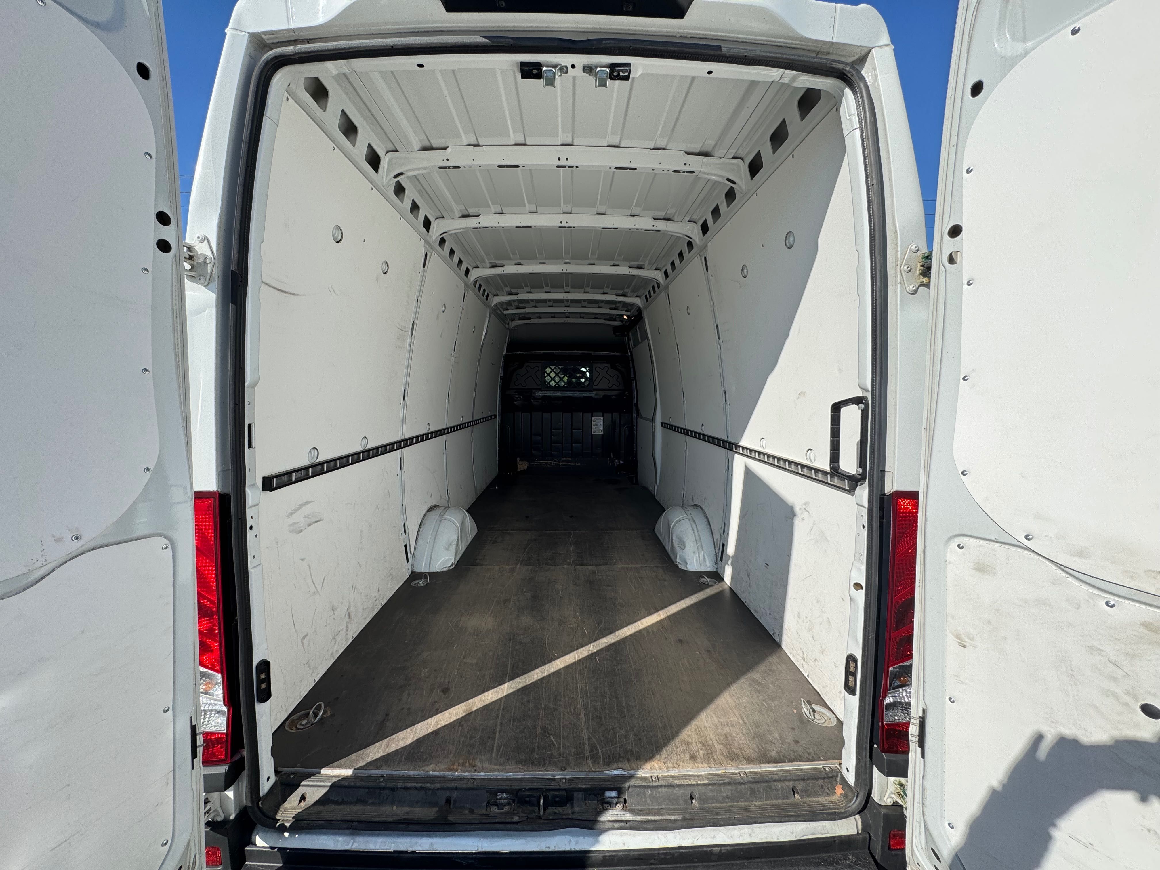 Wynajem I Bus dostawczy I Iveco Daily I L4H2 I Swarzędz