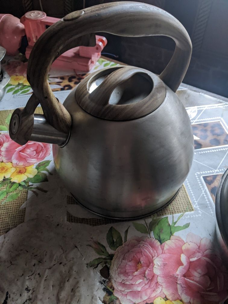Сковородки чугунные,чайник, нержавейк