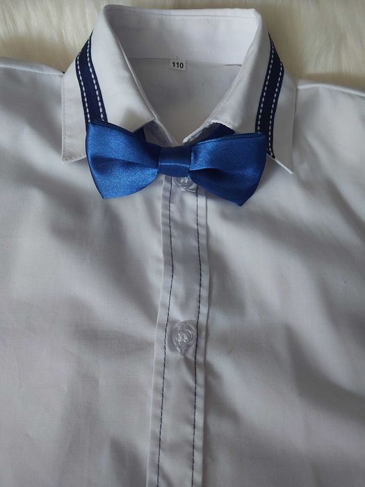 Elegancka koszula wizytowa biała z granatowym lampasem roz.110cm