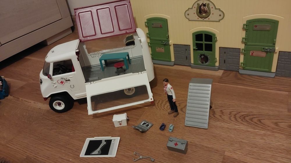 Karetka mobilna lecznica dla koni Schleich