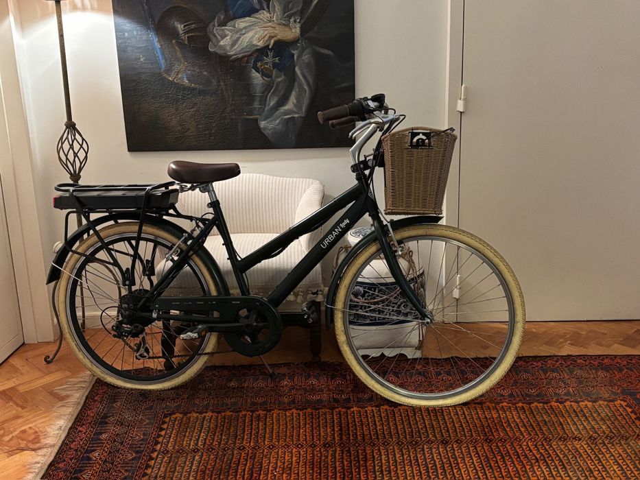 Bicicleta Electrica "Urban Lady" verde escura, celim e punhos em pele