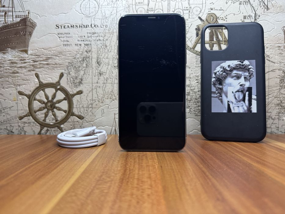 iPhone 11 Pro • 256GB • Etui • Kabel