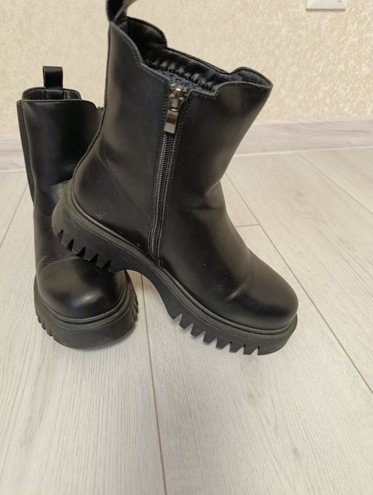 Зимові жіночі ботинки.