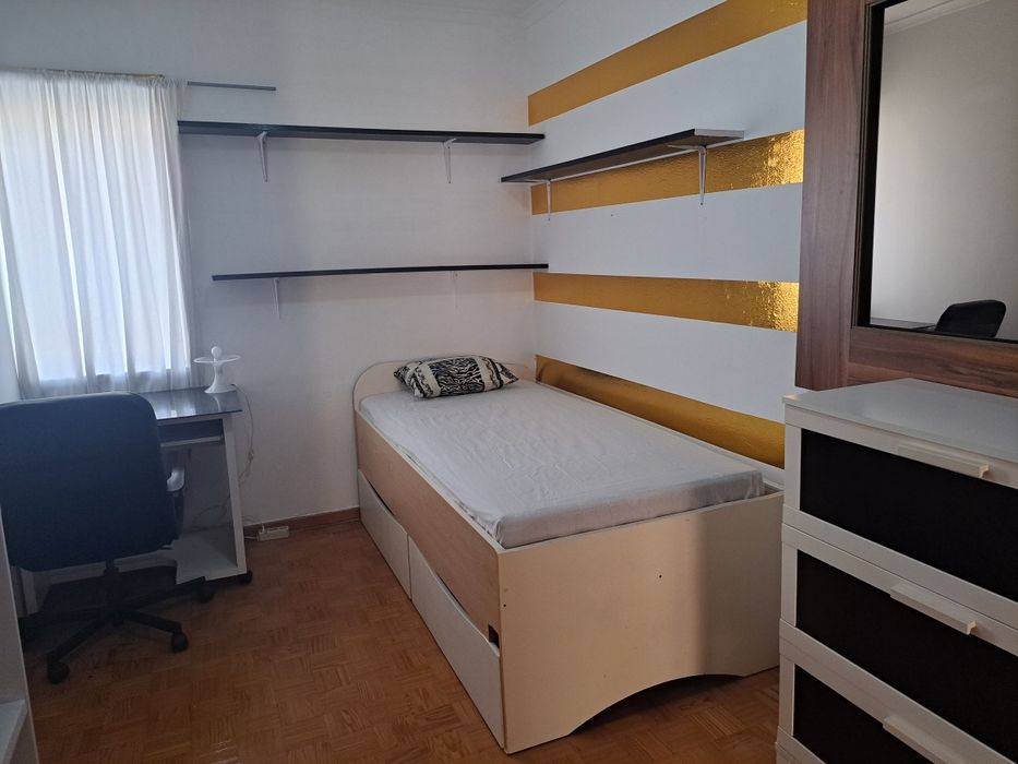 Arrenda-se quarto no Monte da Caparica( Despesas incluidas)
