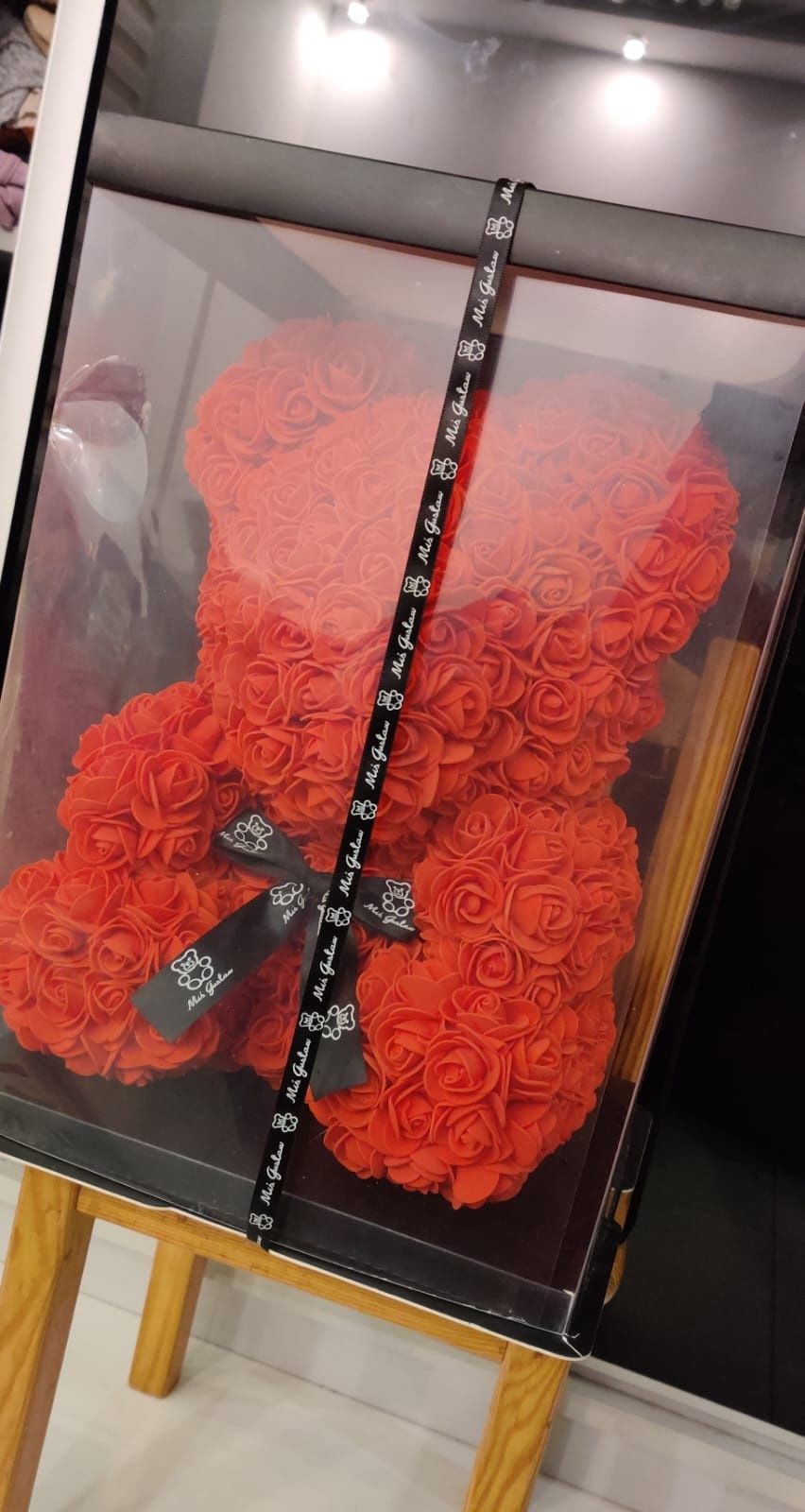 Dzien kobiet Miś z róż czerwonych w pudełku 30cm