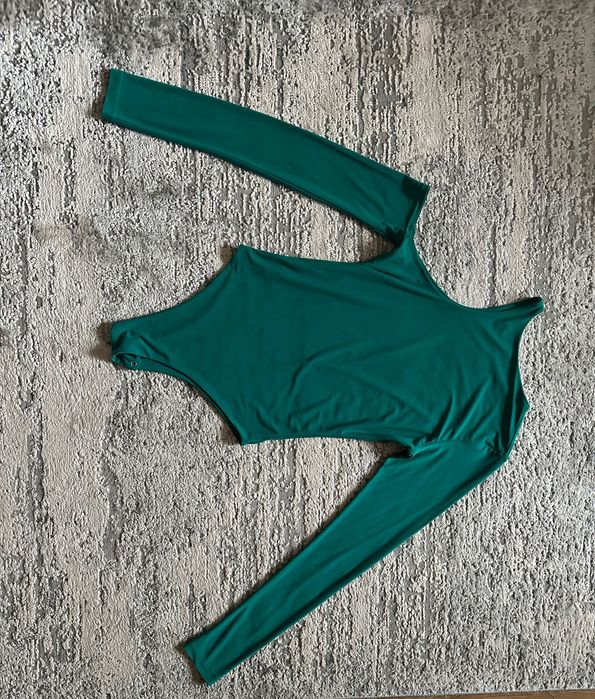 Асиметричне боді з вирізом на плечі