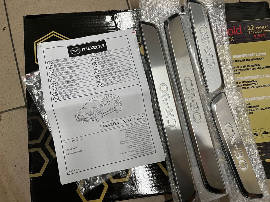 Listwy progowe z podświetleniem Mazda CX-30