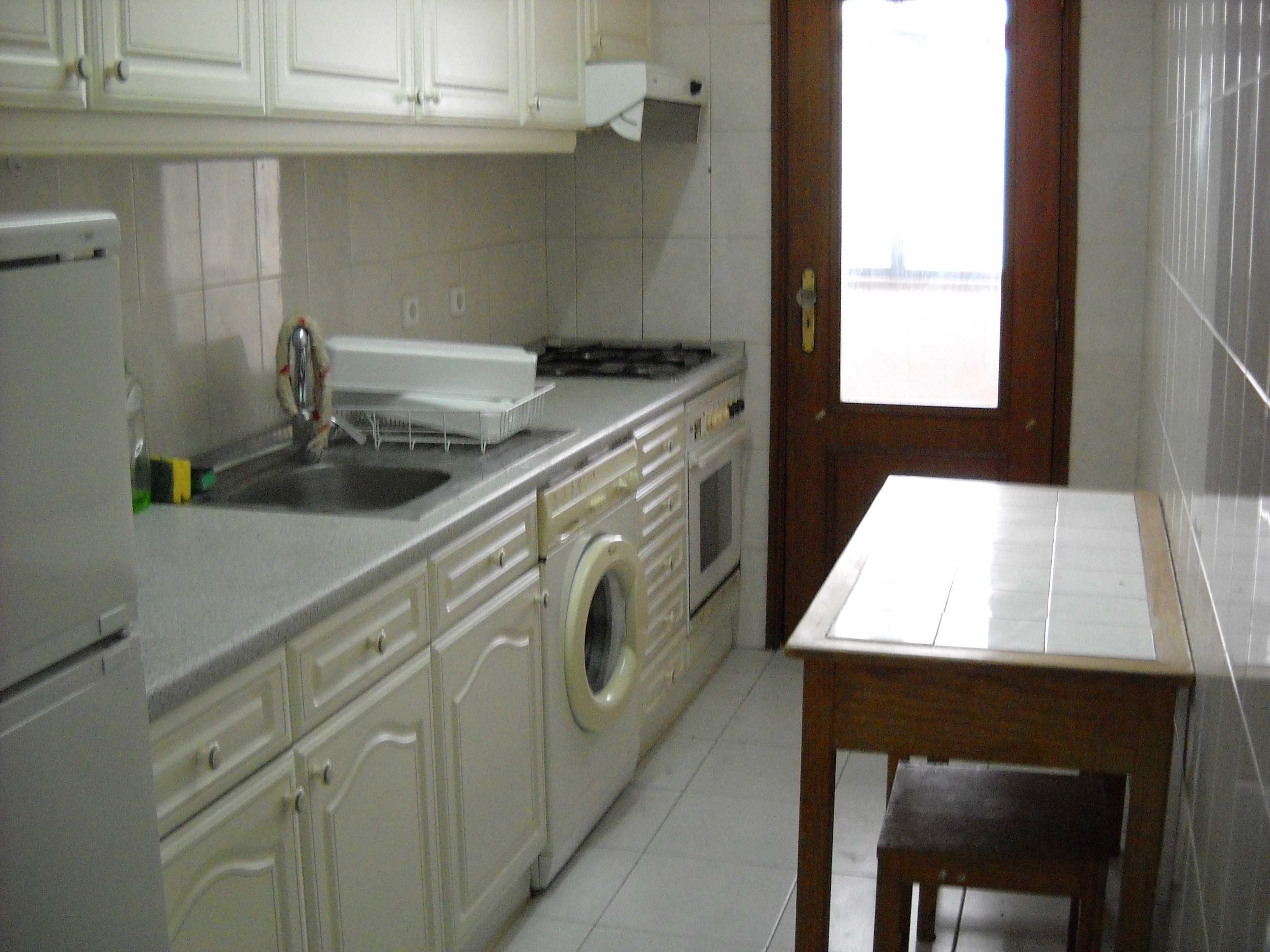 Quarto em apartamento ao Polo Universitário c/ despesas incluídas