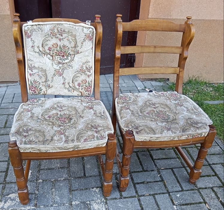 Stare krzesła drewniane