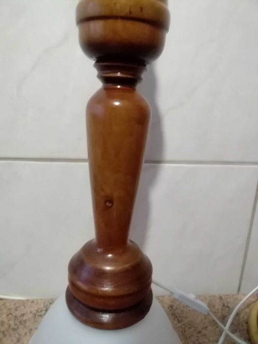 Lampa stojąca z naturalnego drewna