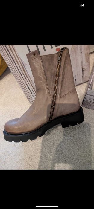 Botas cinza em pele, da Little La Suite