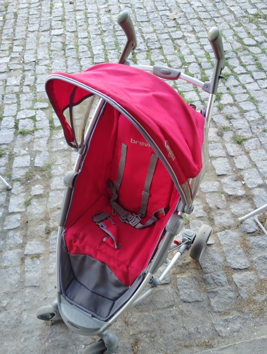 Carrinho de bebe vermelho