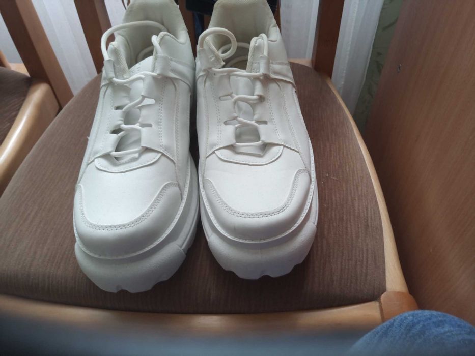 Продам жіночі кросівки