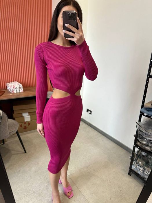 Сукня з акцентними вирізами на талії